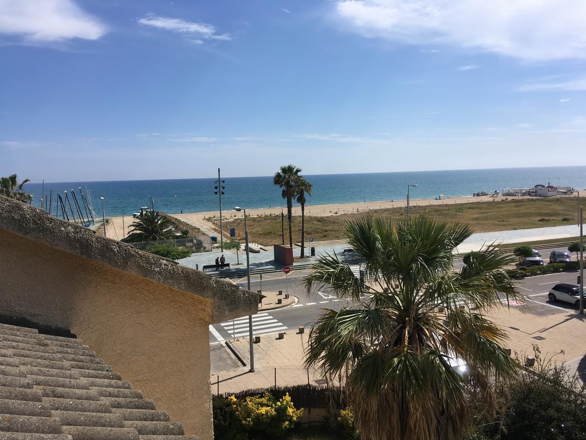 Beach House Кастельдефельс Экстерьер фото